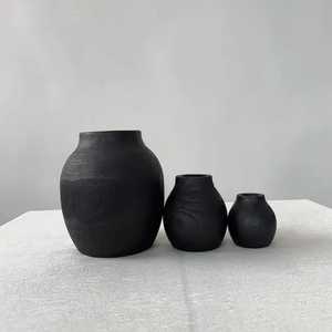 Ensemble de 3 vases en bois texturé noir charbon, pot à fleurs minimaliste en bois brûlé fait à la main pour la décoration de table moderne et zen à la maison - Product Image 1