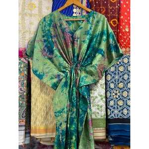 Robe kaftan en soie florale pour femmes Ethinic Craft Hub, idéale pour les vacances ou comme paréo de maillot de bain, Inde - Product Image 2
