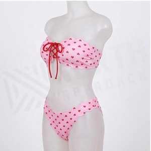 Ensemble bikini 2 pièces imprimé cœurs roses, haut bandeau avec détail lacé, bas string, maillot de bain pour femme - Product Image 3