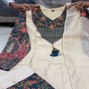 Ensemble de costume VASTRA COTTAGE en tissu Banarasi pur avec col en jacquard Zari fait main, pantalon soyeux et dupatta pour occasions festives - Product Image 3