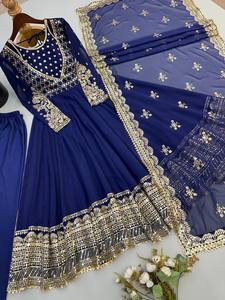 Robe Anarkali Rouge Brodé pour Femme, Style Traditionnel Indien et Pakistanais, Coupe Ample Longue en Soie pour Mariage - Product Image 4
