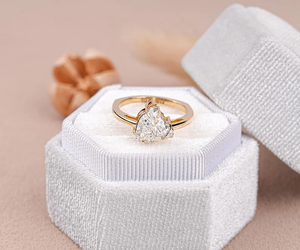 Anillo de compromiso y boda personalizado para ella, de oro macizo de 10k, 14k o 18k, con diamante cultivado en laboratorio con corte de cabeza de caballo, de lujo, para mujer. - Product Image 4