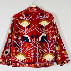 Elegante Chaqueta Suzani de Terciopelo Rojo Bordada con Patrón Floral Hecho a Mano, Estilo Boho, Manga Larga, Cuello Alto, Ropa de Abrigo de Invierno para Mujer - Product Image 5