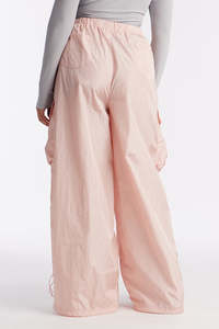 กางเกงคาร์โก้ขากว้างสีชมพูสำหรับผู้หญิง ผ้าไนลอนน้ำหนักเบา สไตล์ลำลอง สตรีทแวร์ รับผลิตแบบ OEM พร้อมรับทำแบรนด์ส่วนตัว - Product Image 6