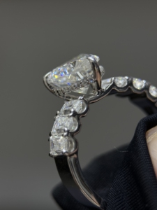 Bague en or massif 14 carats de créateur, sertie de diamants taille radiant certifiés IGI, plaquée rhodium – Bijou de luxe élégant pour mariée et idéal pour offrir - Product Image 5