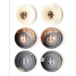 Bouton à bascule naturel en corne personnalisé fini deux trous bouton en os de corne boutons en corne de boeuf pour manteaux - Product Image 6