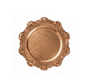Assiette décorative en cuivre martelé, motif floral gravé au centre, bordure artisanale, style vintage, écologique, pour mariage, sous-plat en métal - Product Image 5