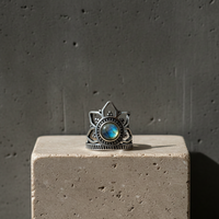Bague statement en laiton plaqué argent fait main, sertie d'une pierre de labradorite en forme de couronne, motif lotus bohème, légère et au design unique
