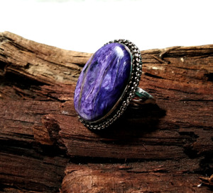 Bague Statement en Argent Sterling 925 Fait Main avec Cabochon Brut Violet en Charoïte Naturelle Certifiée par un tiers, Style Bohème - Product Image 6