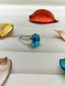 Bague en quartz arc-en-ciel Paraiba, bijou en pierre précieuse naturelle vibrante, bague de cocktail chic, cadeau artisanal fait main pour femmes - Product Image 3