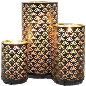 Portavelas votivas de metal clásico que ofrece una iluminación tranquila, perfecto para momentos festivos y decoración diaria. - Product Image 1