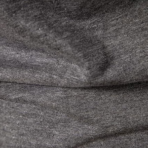 Manténgase cómodo durante los entrenamientos con sudaderas con capucha para hombre con tecnología de absorción de humedad y secado rápido. - Product Image 5