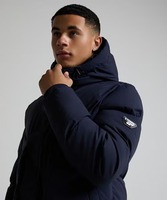Blouson matelassé noir à capuche pour homme, coupe droite, rembourrage en polyester, coupe-vent, fermeture éclair, design à patchs, vêtement décontracté d'hiver