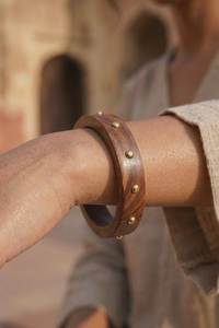Élégants bracelets artisanaux en bois, style mode, avec design massif et copeaux de laiton collés à la main, pièce maîtresse haut de gamme - Product Image 4