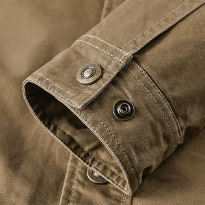 Veste en toile marron slim fit pour homme de haute qualité avec logo frontal, coupe-vent et écologique en polyester/nylon, style streetwear - Product Image 3