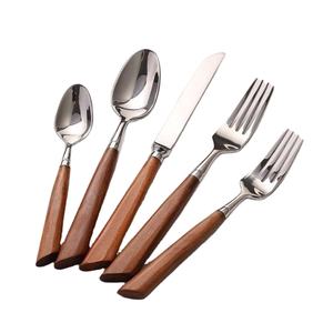 Juegos de cubiertos y utensilios de acero inoxidable con mangos de madera para restaurantes y eventos - Product Image 1
