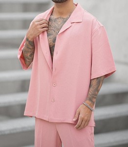 Ensemble de costume décontracté rose pour homme, chemise à manches courtes à col rabattu et pantalon, tenue d'été - Product Image 1