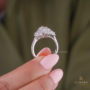 Bague de fiançailles élégante en diamant de laboratoire taille marquise, avec pierres latérales demi-lune, halo à trois pierres et micro-pavé, pour femme - Product Image 5