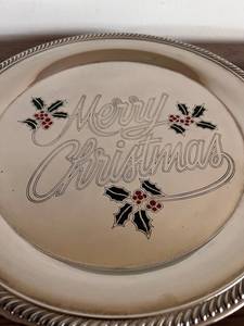 Plato Decorativo Navideño Redondo Vintage con Diseño de Acebo y Texto de Feliz Navidad, Platos Metálicos Pintados a Mano para Fiestas - Product Image 2