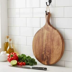 Nouveau produit : Planche à charcuterie ronde en bois d'acacia durable avec poignée, épaisseur 1,5 cm, et ensemble de couteaux - Product Image 3