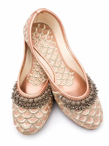Tendance mode féminine, chaussures ethniques brodées à bout fermé, légères et de haute qualité, Mojari pour l'été - Product Image 1