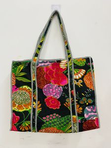 Bolsa de Mano Negra Acolchada de Algodón Hecha a Mano para Mujer, Bolsa de Compras con Estampado Floral Colorido para Venta al por Menor y Exportación - Product Image 1