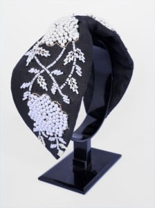 Serre-tête de luxe bordeaux orné de perles, confortable et léger, fait main, avec fleurs perlées, rembourré, pour fille - Product Image 4