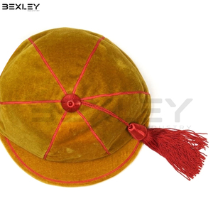 Gorra de terciopelo amarillo mostaza con diseño personalizado 2026, ribete de trenza roja y borla, para presentaciones de premios de clubes deportivos clásicos - Product Image 3