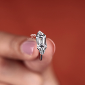 Bague de fiançailles à trois pierres en diamant de laboratoire taille émeraude avec pierres latérales taille trillion en or blanc 14K, cadeau de mariage, fournisseur de bijoux - Product Image 5