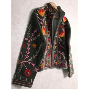 Veste en velours Suzani indienne pour femmes, brodée de fleurs, style bohème, faite à la main, vêtement ethnique, vêtement d'extérieur tendance - Product Image 3