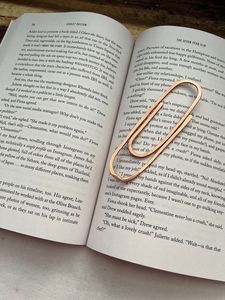 Elegante marcapáginas de cobre diseñado para la lectura diaria de libros, revistas, diarios y como regalo literario. - Product Image 6