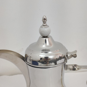 Dallah arabe de luxe en argent avec support de présentation en fil métallique - Serveur à café traditionnel avec élégante poignée perlée en marbre blanc - Product Image 6