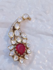Broche vintage en or 18 carats avec rubis et diamants taille poire sertis griffe, style goutte d'eau, bijoux fins pour femme, accent de mariage - Product Image 1