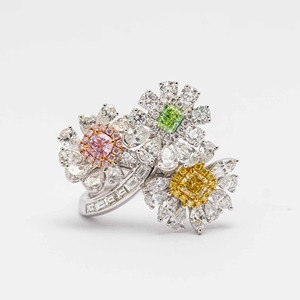 Anillo de Compromiso de Oro Blanco de 14K con Diamante de Corte Cuadrado de 4.76ct, Diseño de Tres Flores en Racimo, Joyería de Lujo - Product Image 1