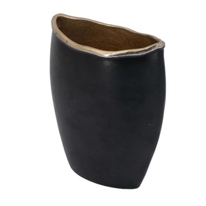 Jarrón de mesa Void Vessel moderno de metal negro mate hecho a mano, 9.8 pulgadas de alto y 7.9 pulgadas de ancho - Product Image 5