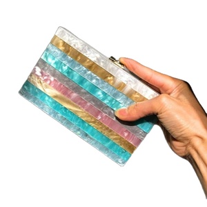 Sac à main élégant en résine époxy fait à la main Pochette de soirée Sac à main moderne en acrylique avec design personnalisé pour les événements de mode et les cadeaux - Product Image 3