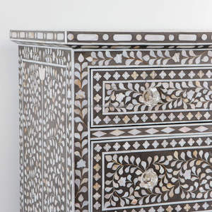 Cómoda Artesanal de Nácar con Diseño Floral, Cuatro Cajones, Color Personalizado, Duradera, Hecha a Mano para Sala de Estar Moderna, Hogar u Hotel - Product Image 6