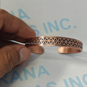 Bracelet artisanal en cuivre pur avec motif géométrique répété, manchette ouverte, bijoux en métal rustique vintage pour soulager les douleurs articulaires - Product Image 6