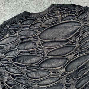 เสื้อยืดโอเวอร์ไซส์ที่ออกแบบมาด้วยเนื้อผ้าที่ระบายอากาศได้ดีและทรงที่พลิ้วไหว เหมาะสำหรับผู้ที่ชื่นชอบการเป็นผู้นำเทรนด์ที่เน้นความสบายและสไตล์ที่ไม่ซ้ำใคร - Product Image 2