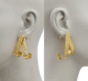 Pendientes de Aro en Forma de V Hechos a Mano en Latón Texturizado con Acabado en Oro y Revestimiento Resistente al Deslustre para una Elegancia Duradera - Product Image 3