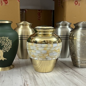 Urn — artisanat de perles, en laiton, avec incrustation de serpillère, fait à la main - Product Image 1