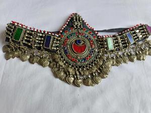 Parures de bijoux afghans de luxe mettant en valeur de grands médaillons en forme de pièce de monnaie et des détails de filigrane complexes avec des boucles d'oreilles pendantes assorties - Product Image 4