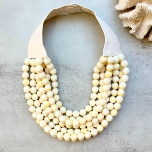 Collier confortable en résine de forme personnalisée, perles rondes, de qualité supérieure, idéal pour un cadeau de mariage, disponible à prix abordable par UO - Product Image 1