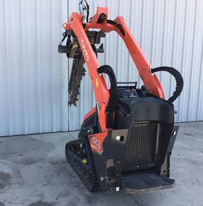 รถตักล้อยาง Kubota SCL1000 พร้อมอุปกรณ์ขุดร่องดินแบบโซ่ ใช้เครื่องยนต์ดีเซล - Product Image 4