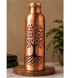 Bouteille d'eau artisanale en cuivre avec motif Arbre de Vie et gravure de racines, écologique - Product Image 1