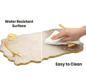 Plateau de service artistique fait main en acide polylactique, forme irrégulière, poignées en forme de branche dorée, marbré blanc, compatible lave-vaisselle, pour les fêtes - Product Image 2