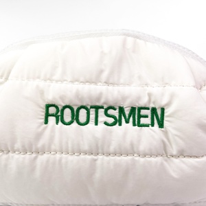 Pochette de maquillage de luxe matelassée en nylon avec logo personnalisé pochette gonflée pour cosmétiques fermeture à glissière rangement étanche pour dames - Product Image 4
