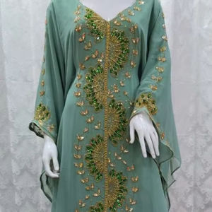 ชุดกะฟตันป่ามรกตอันงดงาม: ผลงานชิ้นเอกประดับตกแต่งด้วยมือในผ้าชีฟองสีเขียวเซจ พร้อมลวดลายดอกไม้สีทองและคริสตัลที่ประณีต - Product Image 1