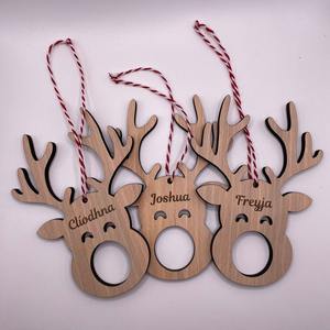 Adorno Navideño de Madera Personalizado con Forma de Ciervo, Nombre Grabado Wanda, Objetos Decorativos Navideños, Decoración para Colgar en la Pared, Diseño Tradicional - Product Image 3