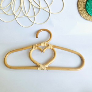 Lindos perchas para ropa de niños, perchas de ratán ecológicas de la más alta calidad para exhibir ropa. - Product Image 6